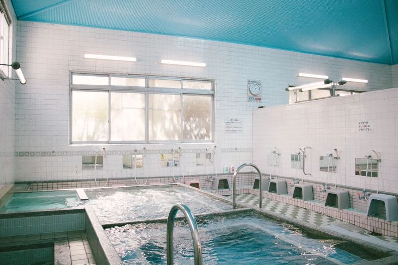 女子浴室。磨りガラスを使用しているため直射日光は当たらず、教会のように光が入ります。 木漏れ日が水面に揺れるところがとても綺麗です。写真撮影などにもおすすめ。 - 寿楽温泉 寿楽温泉 1階レンタルの室内の写真