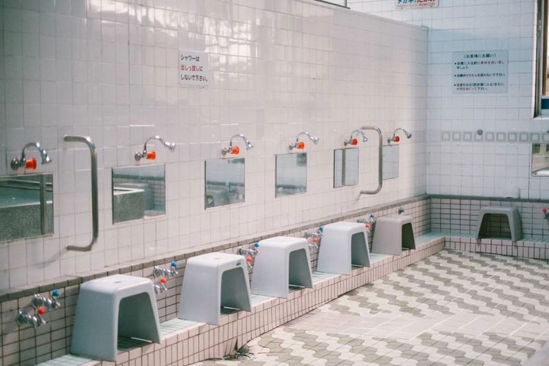 男子浴室のカランが創業時のまま、貴重なものです。以前取材に来られたNHKさんは、ここで背中を流す場面を撮影されました。 - 寿楽温泉 寿楽温泉 1階レンタルの室内の写真