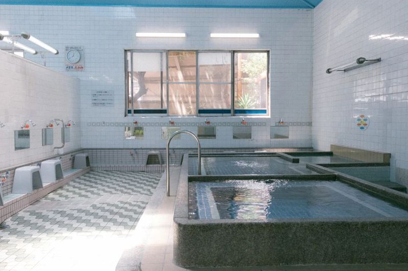 男子浴室は直射日光がまっすぐ入るのが特徴。木漏れ日が綺麗でうっとりしてしまいます。撮影におすすめ。 - 寿楽温泉 寿楽温泉 1階レンタルの室内の写真