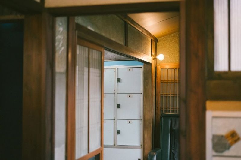 古民家にあうオレンジの照明を使用。 創業約60年と古い建物を存分に生かしながらもモダンな雰囲気が魅力です。 - 寿楽温泉 寿楽温泉 1階レンタルの室内の写真