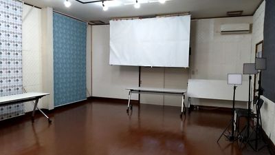 200インチスクリーン常設。照明は備品の申し込みが必要です。 - レンタルスペース夕顔瀬 2階C室＆B室付・ペット可能の室内の写真