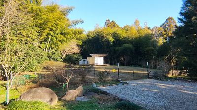 入り口は車3台まで駐車が可能 - Tsukuba Dog Camp 約100坪の庭付きアウトドアレンタルスペースの入口の写真