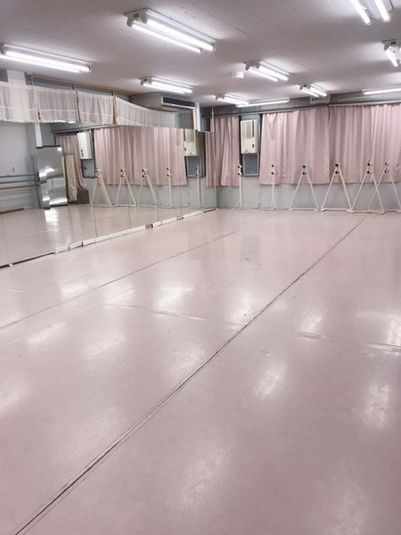 エアコン完備、床はリノリウムです。
広さは6m×10m です。 - イツハ&123バレエスタジオ ダンススタジオの室内の写真
