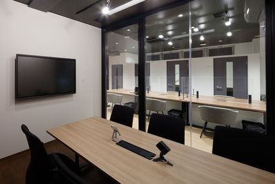 ミーティングルームは最大６名まで利用可能です。MAXHUBが設置されており、オンライン会議や資料の投影も簡単に出来ます。 - シェアスペースGAKUYA レンタルスペース・コワーキングスペースの室内の写真