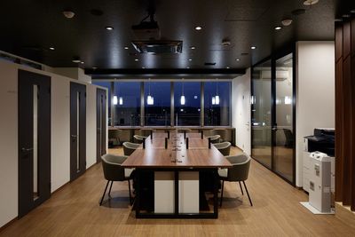 フリースペースは、テーブル席とカウンター席があります。 - シェアスペースGAKUYA 貸し会議室の室内の写真