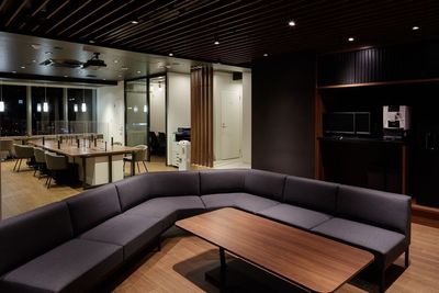 ソファー席ではオンライン会議、打ち合わせが出来ます。
お食事はソファー席でお願いします。 - シェアスペースGAKUYA 貸し会議室の室内の写真