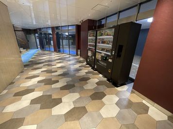 1階エレベーターホールには自動販売機が２台あります - TIME SHARING渋谷ワールド宇田川ビル【無料WiFi】 9F 会議室 Bの入口の写真