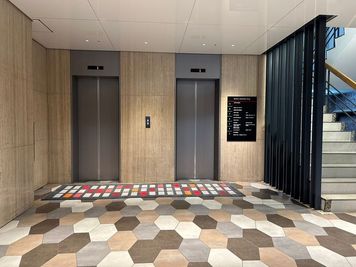 1階エレベーターホール⇒9階にお上がりください - TIME SHARING渋谷ワールド宇田川ビル【無料WiFi】 9F 会議室 Bの設備の写真