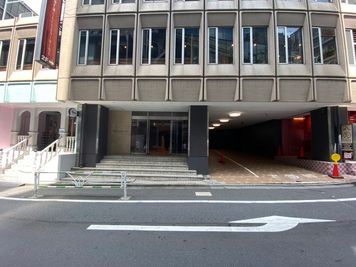 建物メイン入口 - TIME SHARING渋谷ワールド宇田川ビル【無料WiFi】 9F 会議室 Bの外観の写真