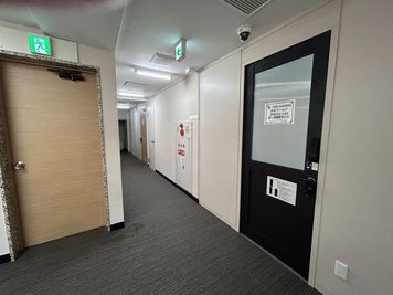 【エレベーターを降りると正面に9Aの入り口があり、その奥が9Bのお部屋です。】 - TIME SHARING渋谷ワールド宇田川ビル【無料WiFi】 9F 会議室 Bの入口の写真