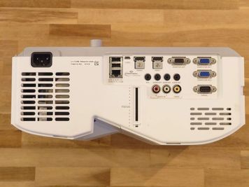 大型プロジェクターの各インターフェイスはこちら。（※室内天井に天吊りはできません） - さがつく craft & cafe　レンタルスペース ミーティングルームの設備の写真