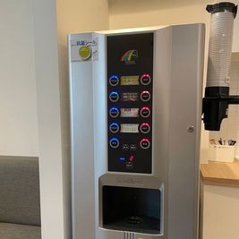 １Fのドリンクサーバーもご利用いただけます。 - U-make南品川 U-make workspace　B1F会議室の設備の写真