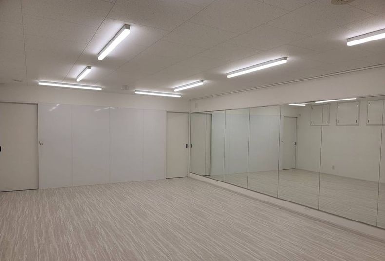 防音設備、広く一面鏡張り、ヨガ、ダンス等に最適て明るいスペースです。
 - TUMIKI. RENTAL.STUDIO STUDIO-A 多目的スタジオの室内の写真
