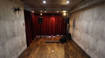 弾き語りライブやDJイベントもできる！飲み放題のプランもあり！着席で16席、スタンディングパーティで22人ほどの広さ - 池袋WAVEZ