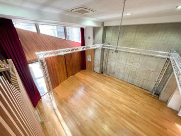 2階階段から見下ろしたスペース(吹き抜け部分) - O+A Studioの室内の写真
