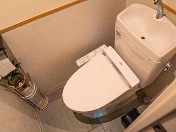 個室トイレ - WE HOME HOTEL＆KITCHEN 市川・船橋 ■個室ラウンジ■定員1～6名■の室内の写真
