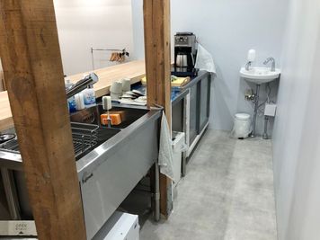 キッチンスペースです。シンク、冷蔵庫、IHコンロなどが置いてあります。 - FukagawaGarage Fukagawa Garage(フカガワガレージ)の室内の写真
