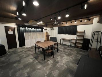 広々とした空間。一般的な貸会議室と比較して倍以上のスペースがあります。 - mystery mansion dotsの室内の写真