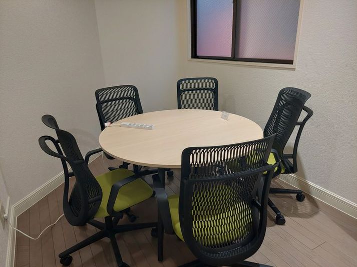 Room Ａは丸い机を置いています。
椅子は最大６名分用意しています。 - GAKUYA Bird店 貸会議室  RoomAの室内の写真
