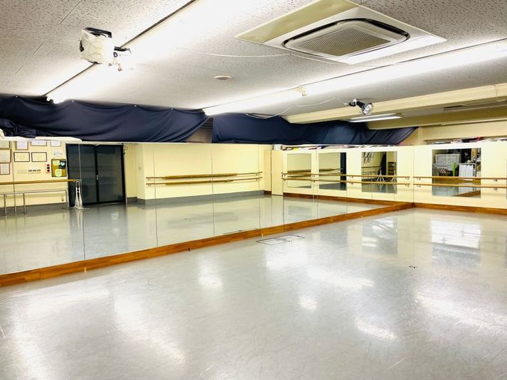 レッスン、パフォーマンススペース - トモコダンスプラネット