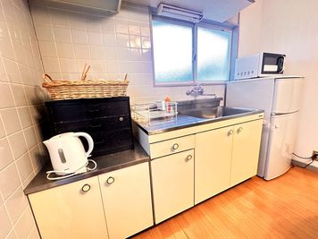 簡易キッチン。 - ルミエールドボナール　多目的スペース「松」「梅」「竹」「桜」 多目的スペース2DK貸切Wi-Fi冷蔵庫電子レンジ簡易キッチンの設備の写真