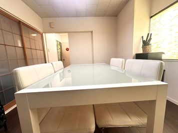 竹の4人掛けダイニングテーブル。 - ルミエールドボナール　多目的スペース「松」「梅」「竹」「桜」 多目的スペース2DK貸切Wi-Fi冷蔵庫電子レンジ簡易キッチンの室内の写真