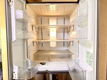 冷蔵庫内部。 - ルミエールドボナール　多目的スペース「松」「梅」「竹」「桜」 多目的スペース2DK貸切Wi-Fi冷蔵庫電子レンジ簡易キッチンの設備の写真