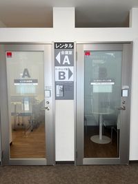 Bと記載のある扉（右側）がミーティングルームのドアです。 - イナバボックス　時間貸しスペース藤が丘店 roomB　ミーティングルームの入口の写真