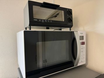 電気ケトル、電子レンジ、トースター、冷蔵庫設置しています。
新大阪駅内、周辺には美味しいお弁当、パンなどテイクアウトできるお店が多いのでご活用ください！ - チサンマンション第7新大阪 ファンベース新大阪(funbase新大阪)の室内の写真