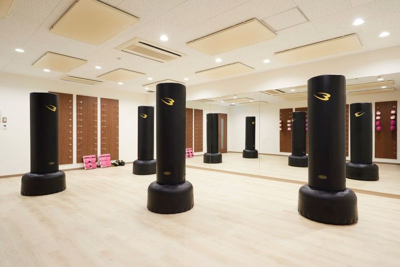 サンドバックは、部屋の端に寄せます。 - jabv fitness boxing gym  鏡つきレンタルスペース（41㎡）の室内の写真