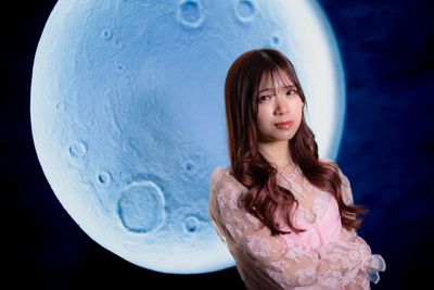 満月造形×備え付けRGBライトの組み合わせ - studio owl アールデコお茶の水店｜撮影スタジオ お月さまと超大型ドライフラワー造形で撮影できるフォトスタジオの室内の写真