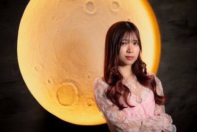 満月造形を背景に - studio owl アールデコお茶の水店｜撮影スタジオ お月さまと超大型ドライフラワー造形で撮影できるフォトスタジオの室内の写真