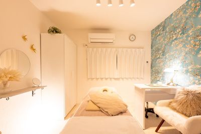 【白を基調とした清潔感のある空間】 - 【三軒茶屋レンタルサロンBLOOM】 レンタルサロンの室内の写真