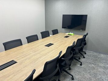 モニター・ホワイトボードつきです - VORT SPACE(ボルトスペース)大宮　貸会議室 No.101大会議室【固定式机タイプ】の室内の写真