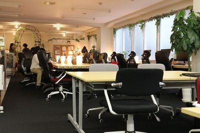 ドリンクバー付🥤オープン席1席【駅前】カフェのようなくつろぎコワーキングスペース💻大阪市北区/梅田/南森町の作業場所 - ROUGHLABO TECH扇町