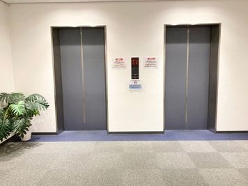 エレベーター2機あり - katanaオフィス淀屋橋 淀屋橋駅から徒歩2分 打ち合わせ、会議に  貸会議室（12名用)の入口の写真