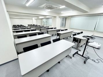 【約179.1㎡の広々とした会議室】 - 【閉店】TIME SHARING 船橋 北翔ビル 【閉店】2Fの室内の写真