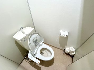 【女性トイレ（個室×2）】 - TIME SHARING 船橋 北翔ビル 2Fの室内の写真