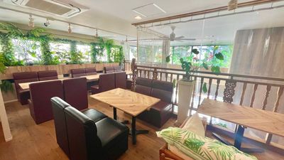 テラス席は南に面しており、明るい空間です。 - Pua Cafe Hawaii 駅チカ！広々35席！半屋外テラスもあるナチュラルなカフェの室内の写真