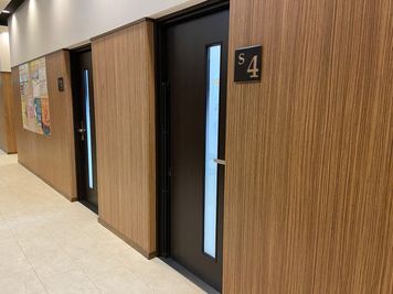 各教室番号はドア横のお部屋札でご確認いただけます - フジグラン広島センター グランドピアノ、エレクトーン防音部屋S４教室の入口の写真