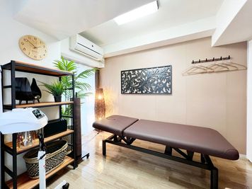 施術ベッドは高さ調節可能です（52cm~92cm)
 - ～Mirai Salon～ レンタルサロン～Mirai~の室内の写真
