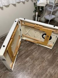 ベッドは折り畳み収納可能です♪また１台プラスして合計２台でご利用いただくことも出来ます☆ - レンタルサロン・会議室Koto京都駅前 レンタルサロンの設備の写真