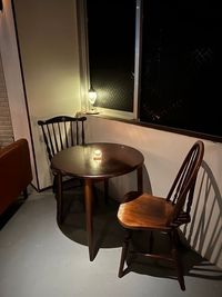 🇮🇹イタリアアンティークの椅子と丸テーブル🪑 - SHOT BAR ReBright（ショットバー　リブライト） 習い事やサロンに最適な駅激近レンタルスペースの室内の写真