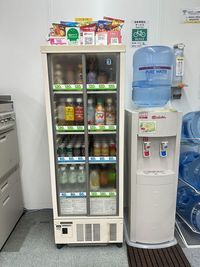 ウォーターサーバー（無料）
ドリンク・お菓子・カップ麺（有料） - katanaオフィス淀屋橋 淀屋橋駅から徒歩2分 打ち合わせ、会議に  貸会議室（6名用)の設備の写真