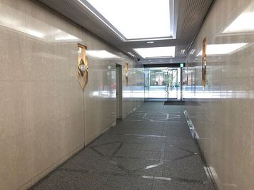 ビルエントランス - katanaオフィス淀屋橋 淀屋橋駅から徒歩2分 打ち合わせ、会議に  貸会議室（12名用)の入口の写真