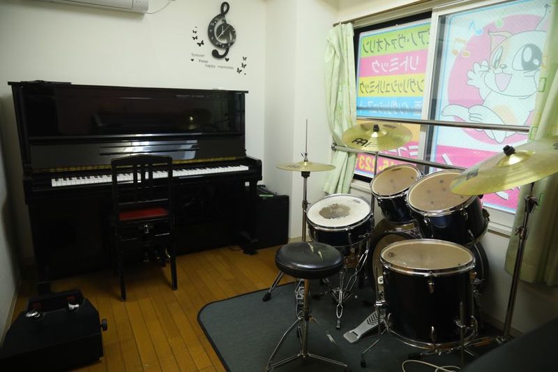 ドラムセットとYAMAHAアップライトピアノを常設 - ドラム個人練習用スタジオ（アップライトピアノ、エレクトーン有） 東陽町第二スタジオD（ドラム設置のお部屋）の室内の写真