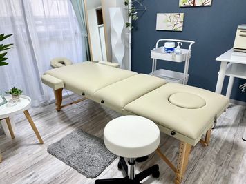 前後どちらでもお使いいただける、リクライニング式の高性能ベッドをご用意しています。 - iRoDoRi 三鷹店 レンタルサロンの設備の写真