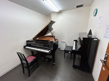 ヤマハミュージック直営教室！グランドピアノとアップライトピアノを設置しています♪ - 高陽センター