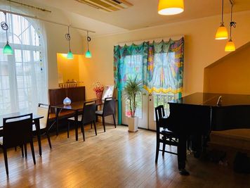 グランドピアノがあるカフェのような空間。キッチンも本格的仕様。コンサート・セミナー・ランチ会などにご使用ください。 - Sun & Rainbow House