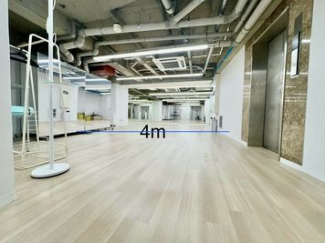 スペース内のおおよその横の広さになります。奥の大鏡の箇所と横の長さが異なります - studio 101 レンタルスタジオ１の室内の写真